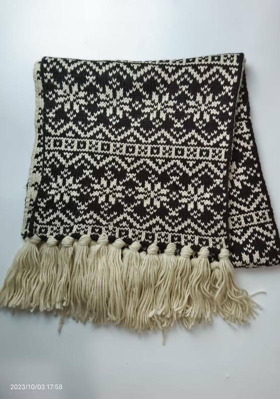 Gevouwen zwart-crème Fair Isle gebreide sjaal met geometrisch sneeuwvlokpatroon en lange crème kwastfranje — groothandel.
