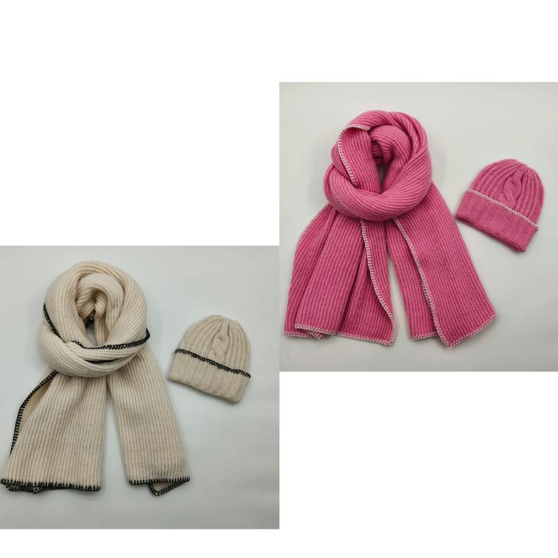 Geribbelde gebreide winterset met sjaal en muts in crème/zwart en roze/wit contraststeeksel.