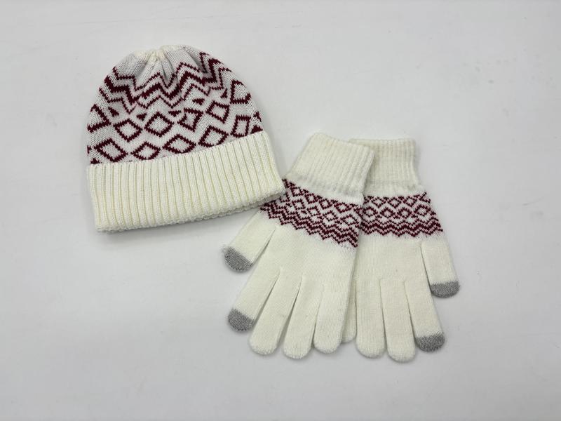 Crème gebreide wintermuts en bijpassende touchscreen-handschoenen met bordeauxrood geometrisch Fair Isle-patroon.