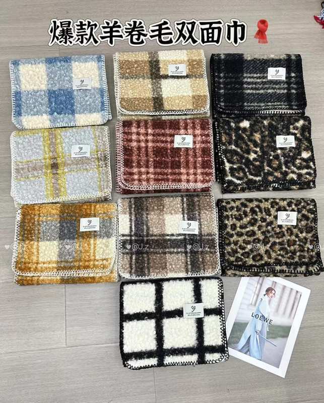 Collectie van 10 dubbelzijdige boucle wollen gezichtsdoekjes in ruit-
