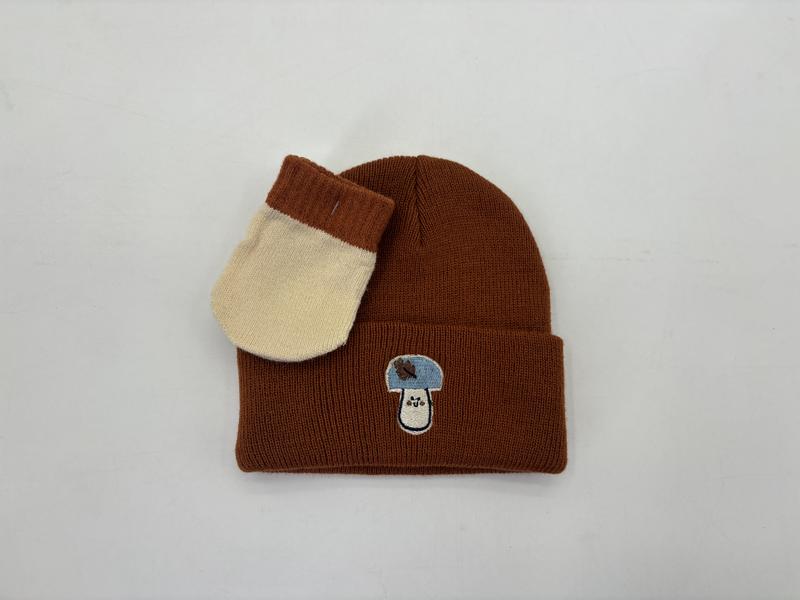 Bruine geribbelde gebreide wintermuts met geborduurd patch