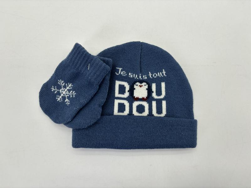Blauwe gebreide babymuts en wantjes set met pinguïn intarsia-design en sneeuwvlok motief.