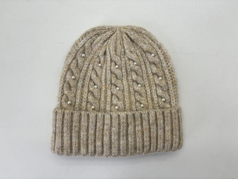 Beige gebreide wintermuts met parelkralen en geribbelde rand