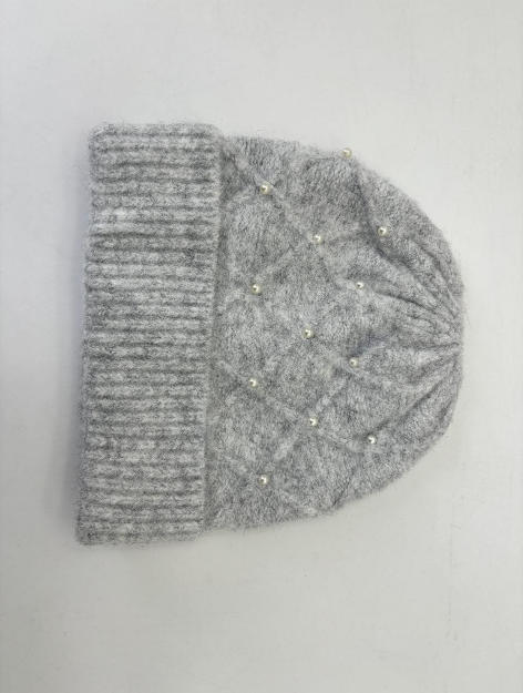 Grijze zachte gebreide beanie muts met ruitpatroon en parel kralen accenten op witte achtergrond.