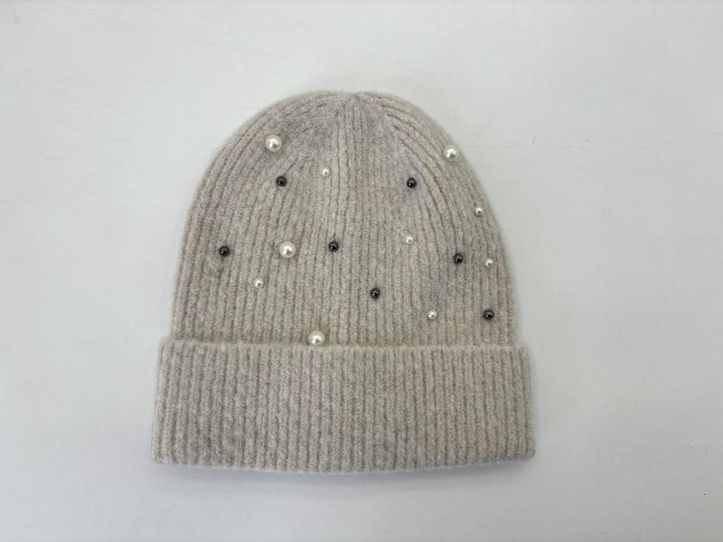 Beige geribbelde gebreide muts met witte parels en donkere kristallen studs