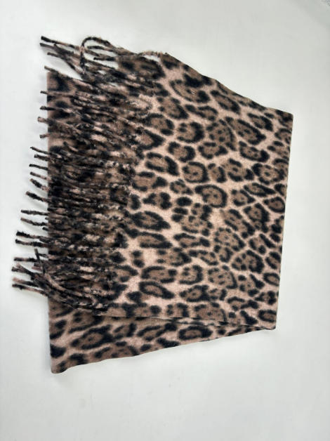 Gevouwen beige-bruine luipaardprint sjaal met franjes op witte achtergrond.