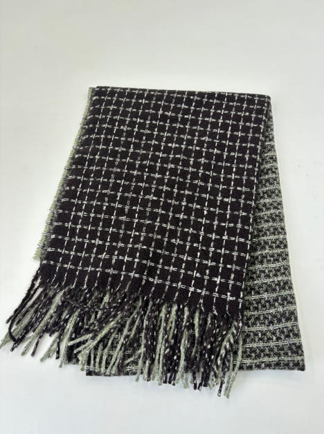 Gevouwen zwart-wit geweven geruite plaid met franjes