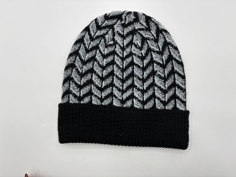 Zwart-grijze chevron gebreide muts met effen zwarte ribbelmanchet