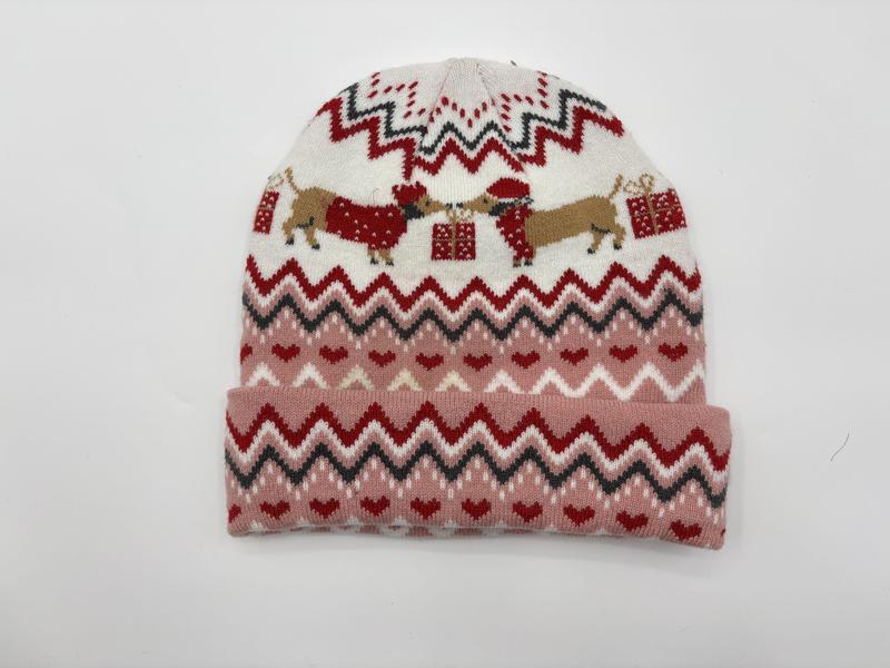Roze gebreide muts met Fair Isle-patroon: teckels in kerstmutsen en rode hartjes op crèmekleurige achtergrond.