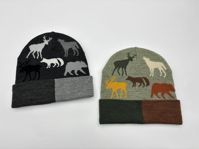 Twee gebreide mutsen met jacquard dierenmotieven (hert