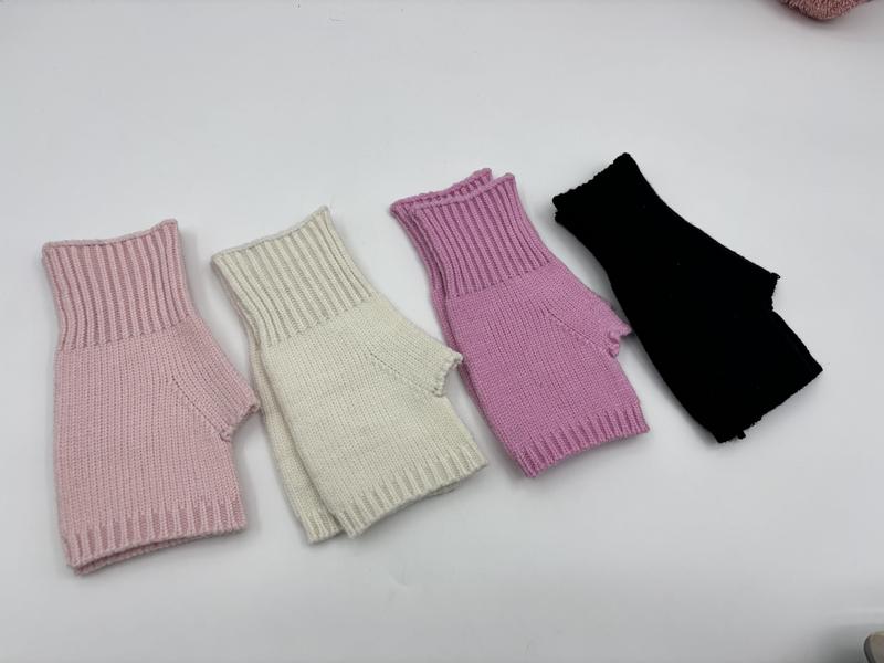 Vier ribgebreide vingerloze handschoenen in roze