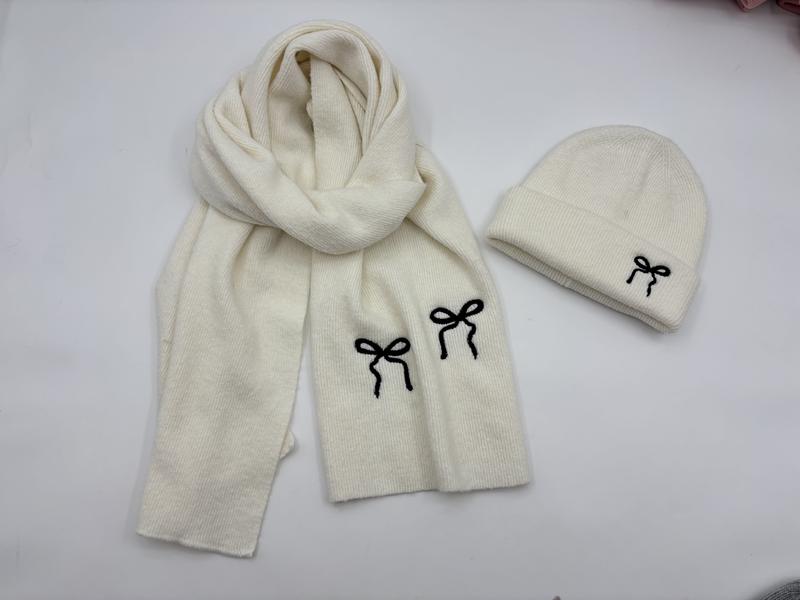 Crème ribgebreide wintermuts en sjaalset met zwart geborduurd strikdetail
