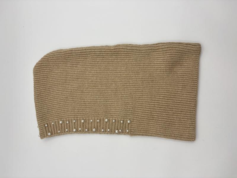 Camelkleurige gebreide nekwarmer met ribbels en parelkralen langs de onderrand