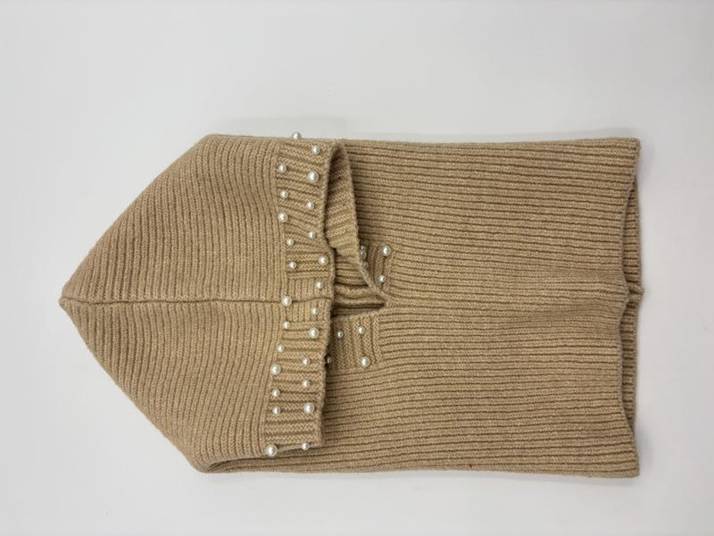 Gevouwen beige geribde gebreide col-sjaal met parelkralenrand