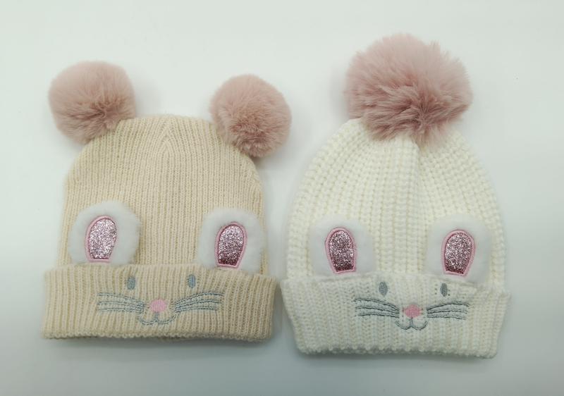 Twee gebreide babymutsen in crème en wit met glitter konijnenoren