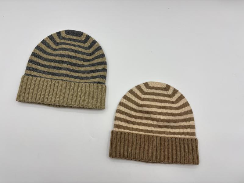 Twee gestreepte gebreide mutsen met geribbelde rand in khaki-grijs en camel-crème tinten op witte achtergrond.