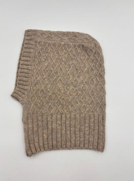 Taupe wollen bivakmuts met kabelsteek