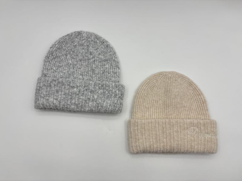 Twee geribbelde gebreide wollen beanies met omgeslagen rand