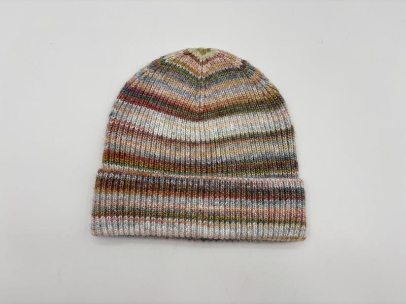 Gebreide beanie muts met multicolor space-dyed strepen in roze