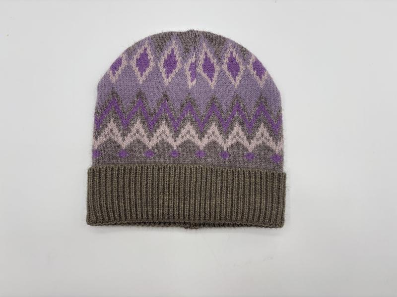 Gebreide beanie muts in paars en grijs met Fair Isle ruit- en zigzagpatroon en geribbelde manchet.
