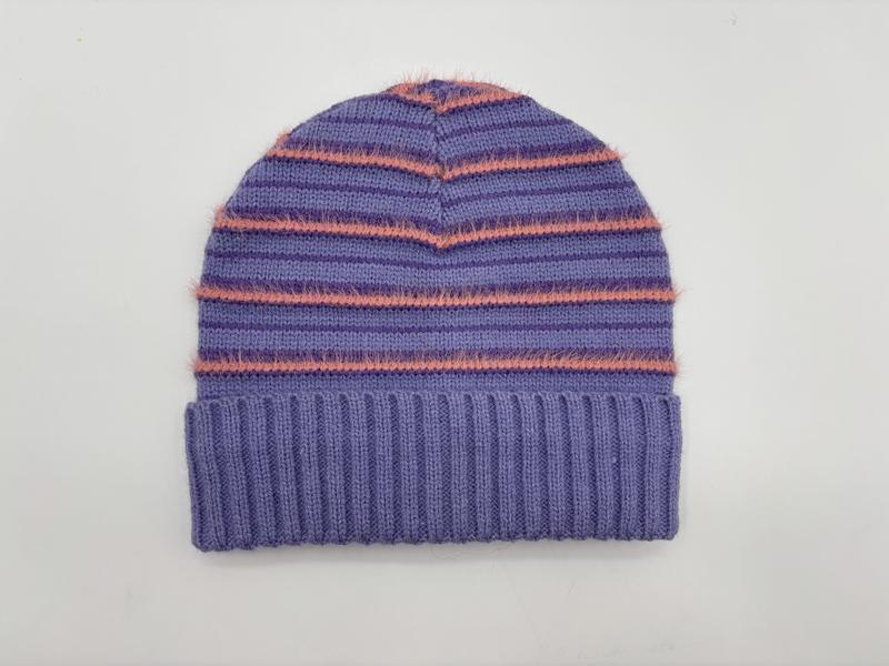 Paarse gebreide beanie met koraalkleurige strepen van ooghaargaren en geplooide geribbelde manchet