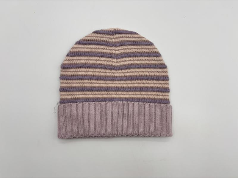 Gebreide beanie met paarse en beige horizontale strepen en een lavendelkleurige geribbelde omgeslagen rand