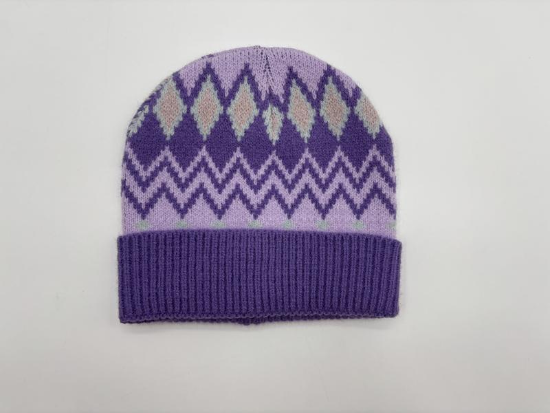 Paarse gebreide muts met lavendel argyle ruit- en chevronpatroon en geribbelde manchet.
