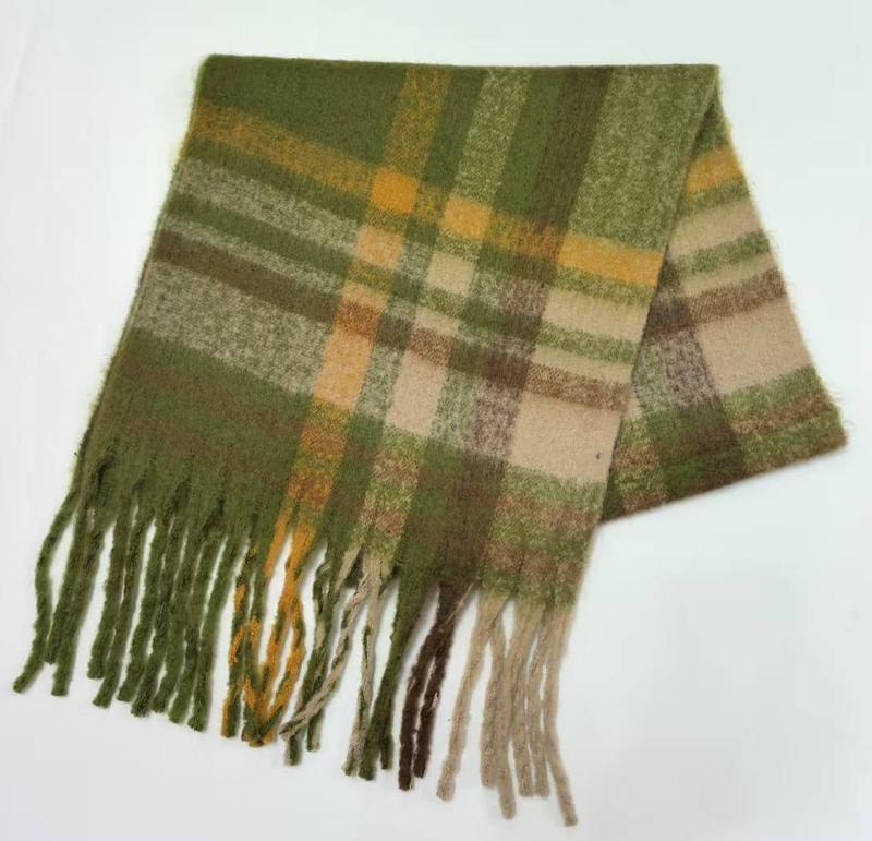 Gevouwen groene geruite wollen sjaal met goud en beige accenten en gedraaide franjes