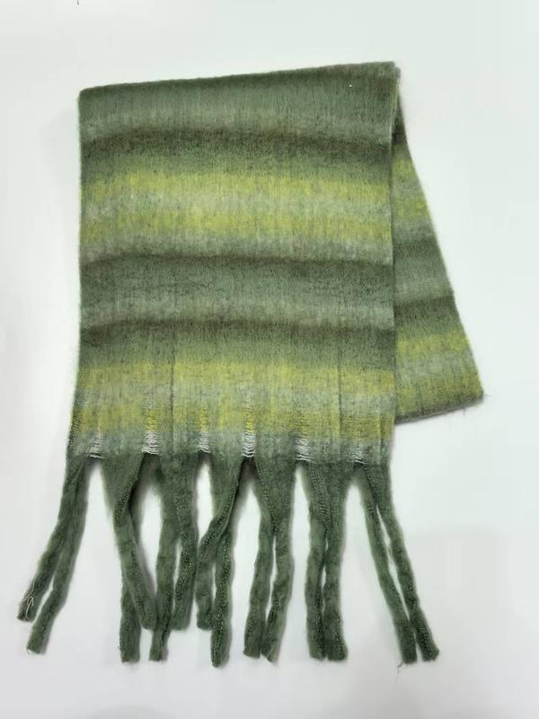 Gevouwen groen-geel gestreepte zachte mohair sjaal met gedraaide franjes op witte achtergrond.