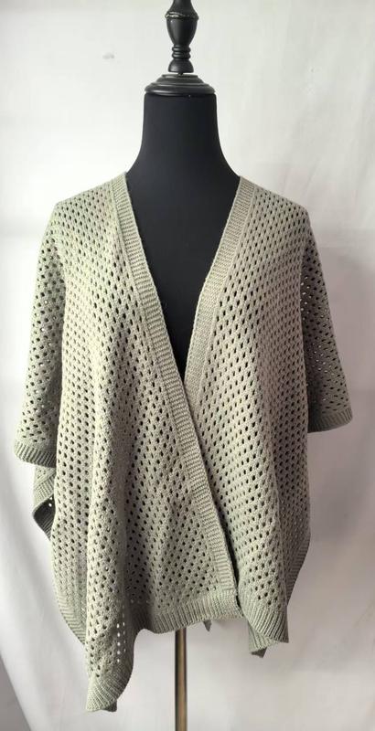 Saliegroen gebreid oversized vest met open haakpatroon en korte mouwen