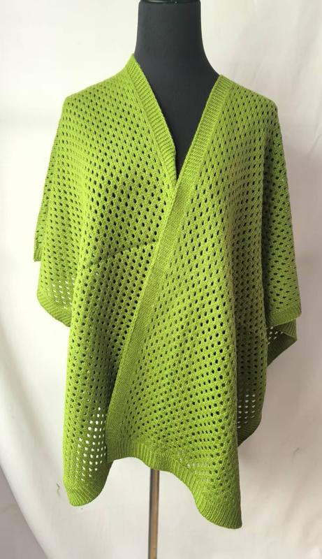 Limoengroene open-gebreide wikkelponcho met V-hals en geribbelde zoom op zwart mannequin.