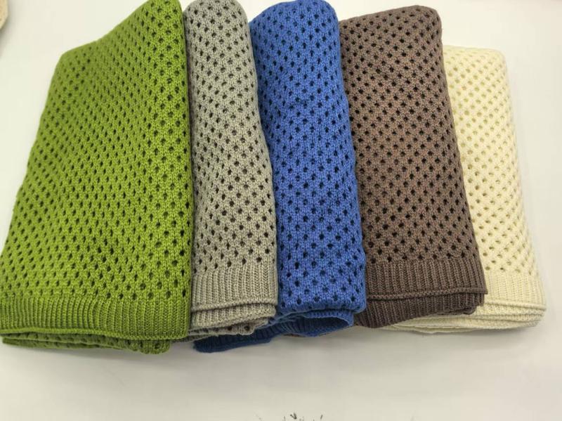 Vijf gevouwen katoenen plaidplaids met open weefsel in groen