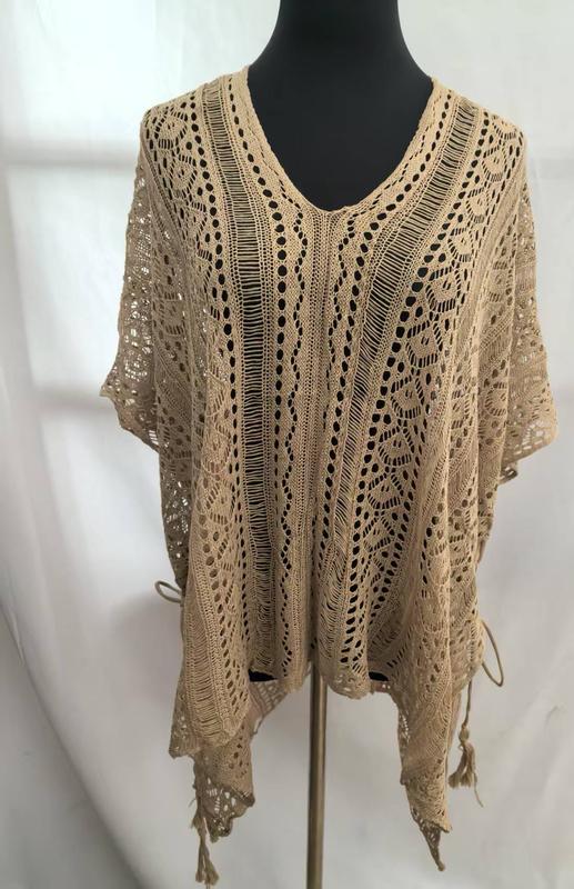 Beige gehaakte poncho top met bloemenpatroon
