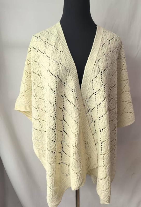 `Crème open-knit kanten poncho wikkelcardigan met diamant-bladpatroon op zwart mannequin.`