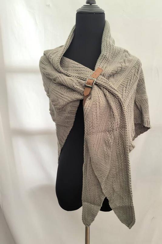 Beige grove kabelgebreide omslagdoek met bruine leren gesp