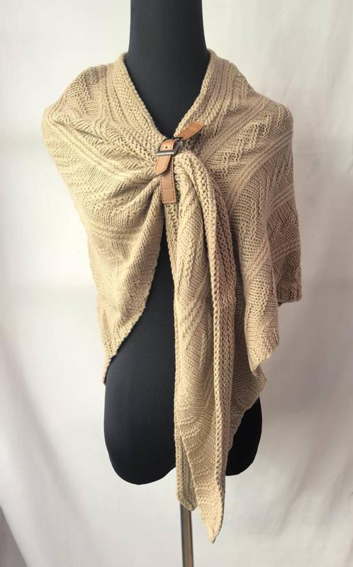 Beige cable knit wollen omslagdoek met bruine leren gesp