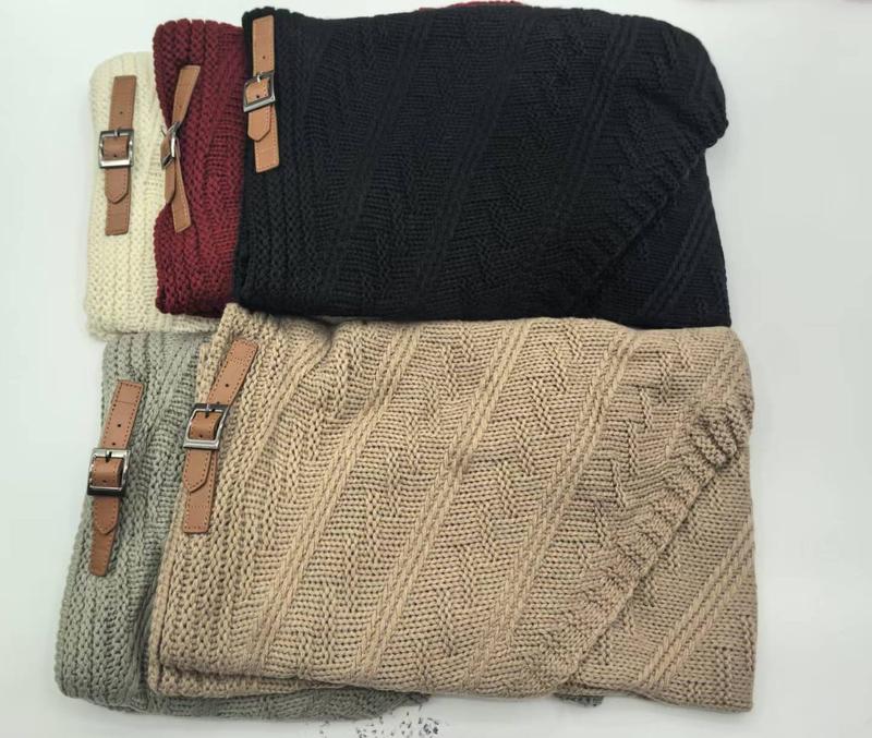 Vijf gevouwen grove kabelgebreide plaids in beige