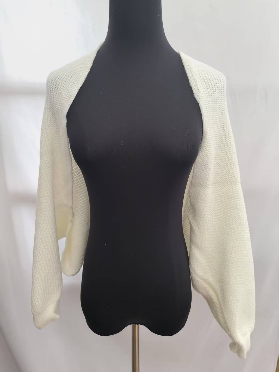 Ivoorkleurig grofgebreid open bolero vest met lange mouwen