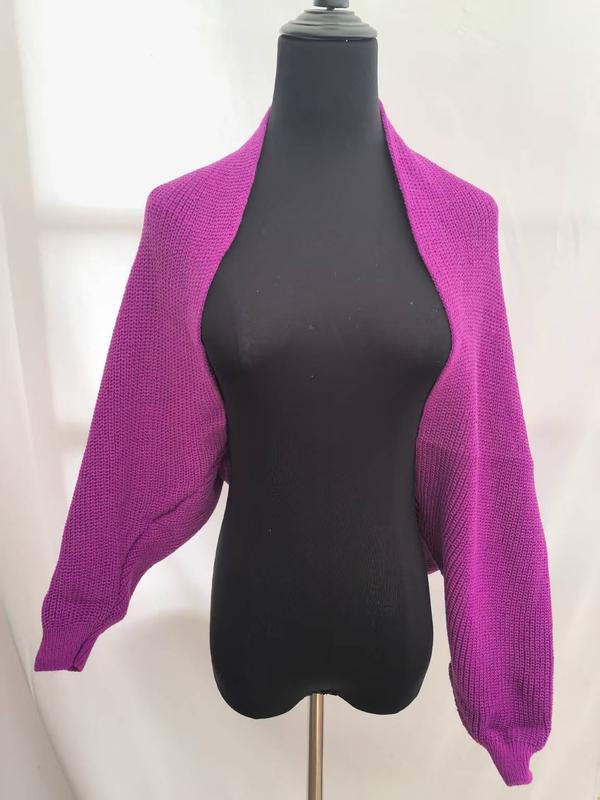 Magenta paarse grof gebreide open voorkant cropped bolero shrug cardigan met ballonmouwen op zwart paspop.