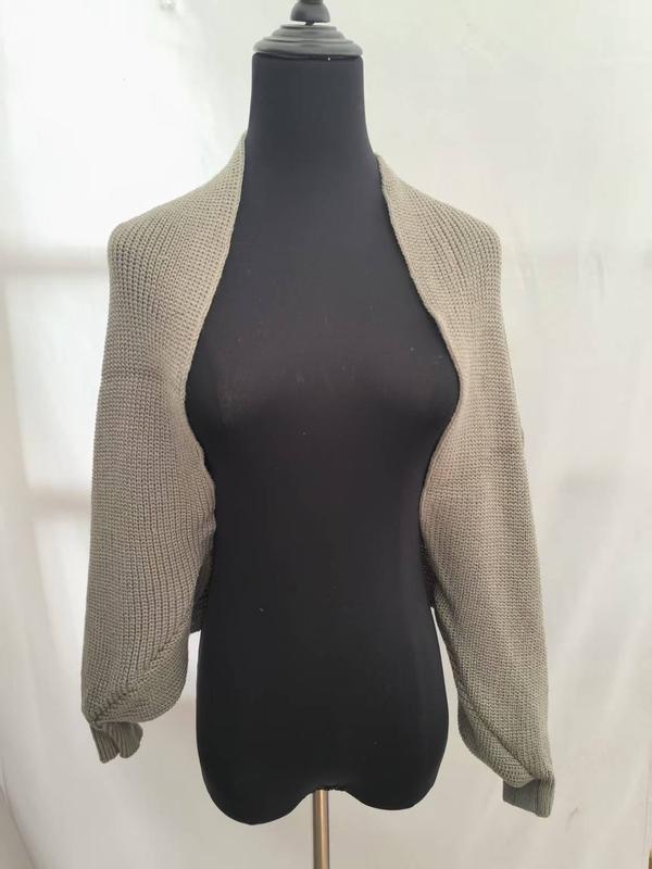 Taupe grove gebreide open voorkant cropped shrug cardigan met lange mouwen op een zwart paspop.