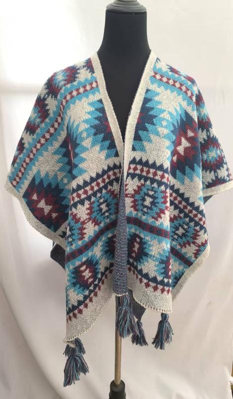 Gebreide wikkelponcho met Azteeks geometrisch patroon in teal