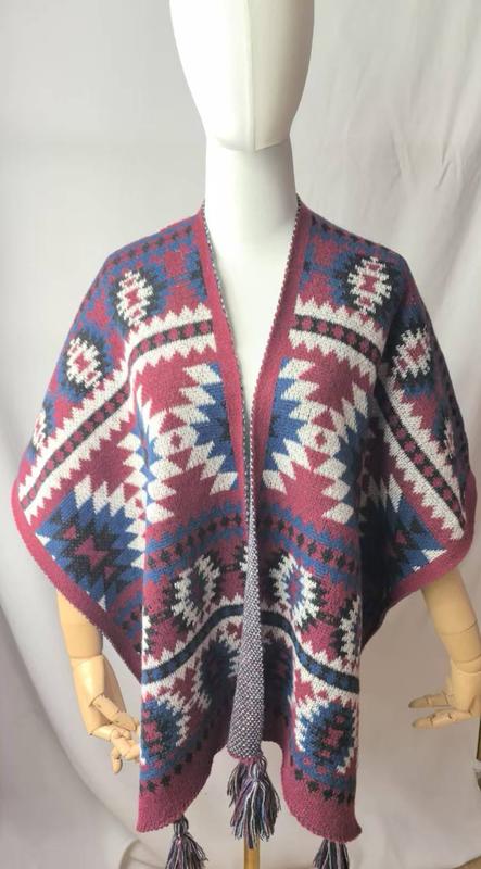 `Gebreide poncho met Azteeks patroon in bordeauxrood