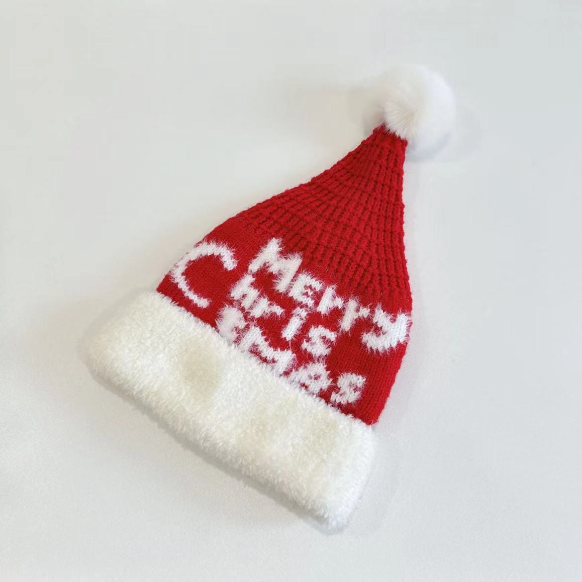 Rode gebreide kerstmuts met witte pluizige bontrand