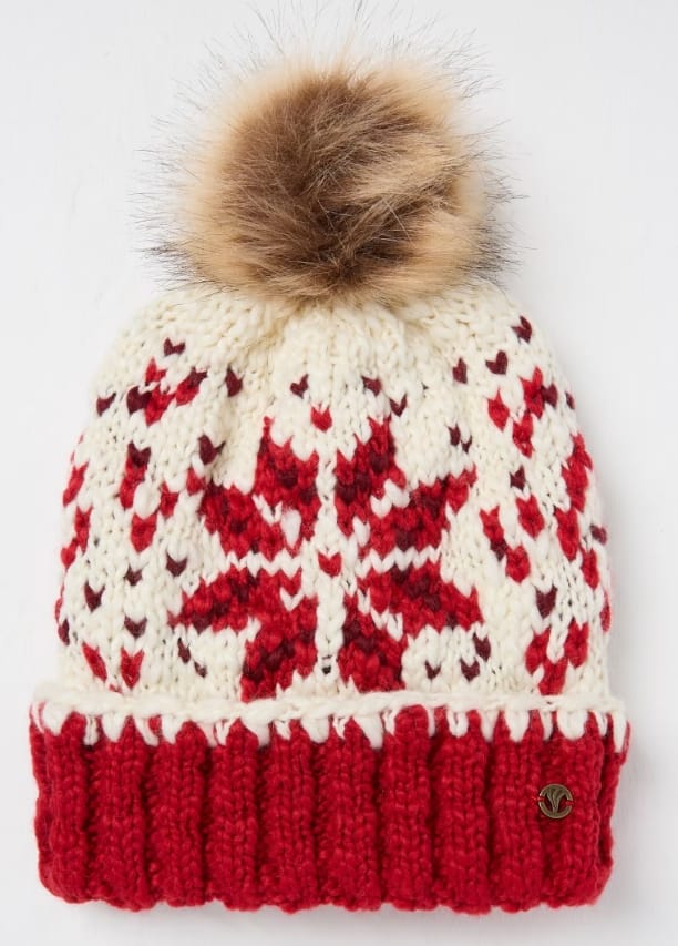 Rood en crème Fair Isle gebreide wintermuts met groot imitatiebont pompon op witte achtergrond.