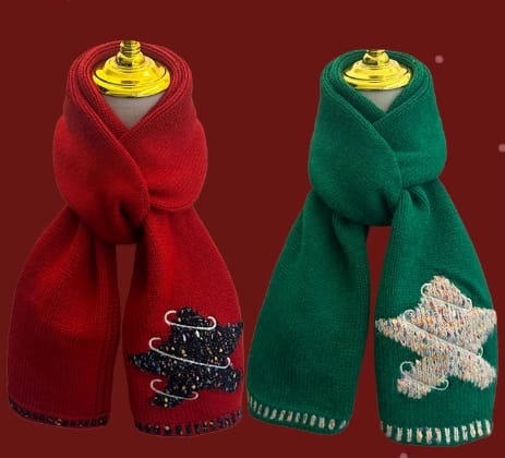 Twee feestelijke gebreide sjaals in rood en groen met kerstboomborduursel en paillettendetails op etalagepoppen.