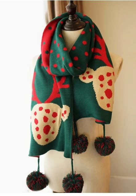 Groene gebreide kerstsjaal met rendierpatroon