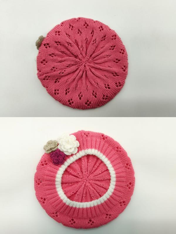 Roze gebreide baret met kantpatroon
