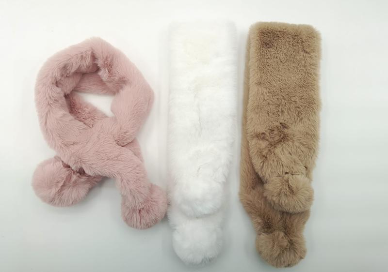 Drie pluizige kunstbont insteeksjaals met pomponuiteinden in roze