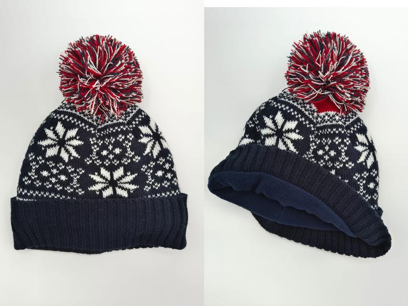 Donkerblauwe gebreide muts met wit Fair Isle sneeuwvlokpatroon