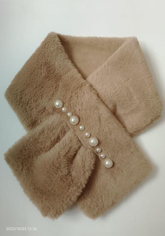 Zachte camel faux fur crossover neksjaal met diagonale rij gemengde parelknopen | Groothandel
